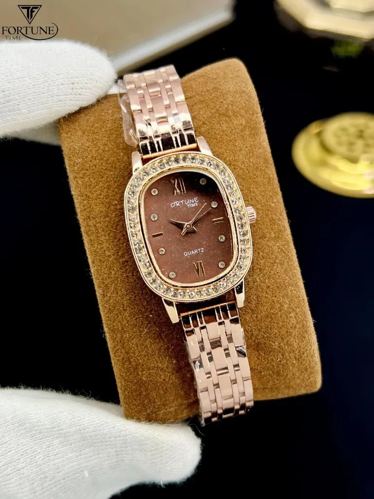 Stylish Women's Watch with Elegant Bracelet Strap - 1 Pc